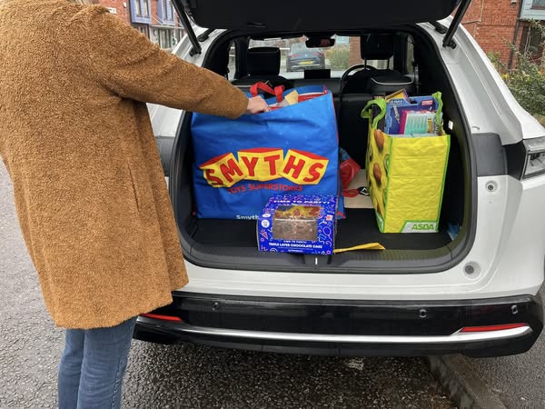 Feel Good Friday !

A lot of people from the Aylesbury Women’s Refuge (14 Women &amp; 14 Children) will be getting a Chocolate treat this Easter thanks to WM Doshi and the Brethren of Ferdinand De Rothschild Lodge 2420

#bucksmasons #freemasonryinthecommunity #feelgoodfriday #easter