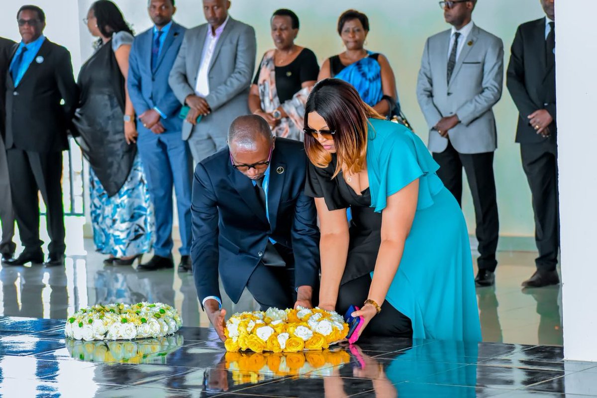 MweneCyilima's tweet photo. Guca ku ruhande abagabo benshi barabikora ariko niba agera aho ajya gushyira indabo ku mva mu gikorwa nko kwibuka akajyana n'ihabara, en plus umugore we ari aho ngaho, biragoye kubyumva! Ni nde wategetse abashinzwe protocole ngo bemerere ihabara gushyiranaho indabo na Meya? https://t.co/ZDbJb3DeJ8