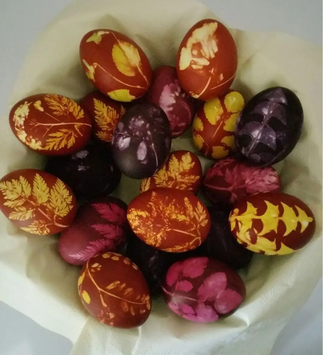 Was sagt ihr? Eier natürlich gefärbt mit Blätter und Gräser. Nicht so bunt wie sonst, dafür aber mal ganz anders.