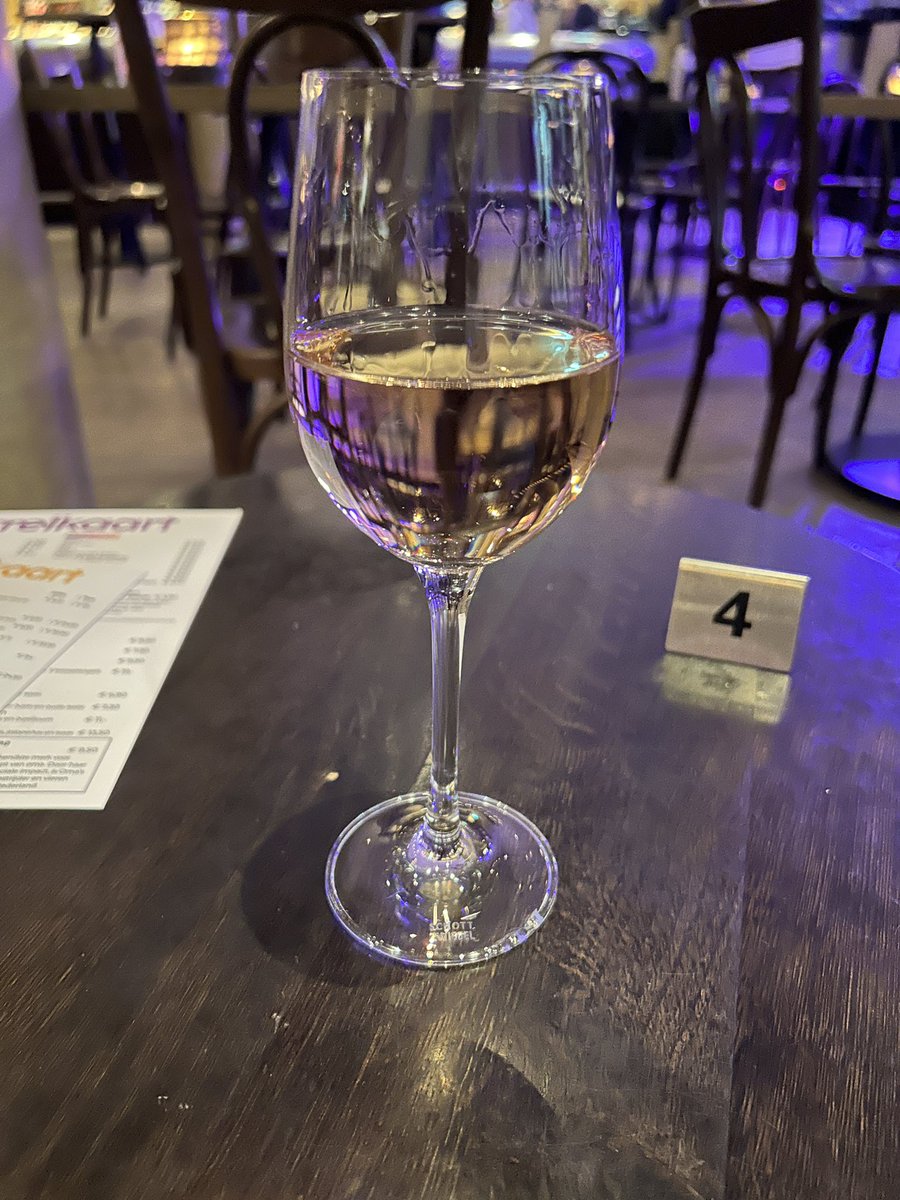 juud008nl's tweet photo. Proost @MireillekijktBB , bij theater hoort wijn hahaha 😜 #bigbrothernlbe https://t.co/zsTtjF8Kr3
