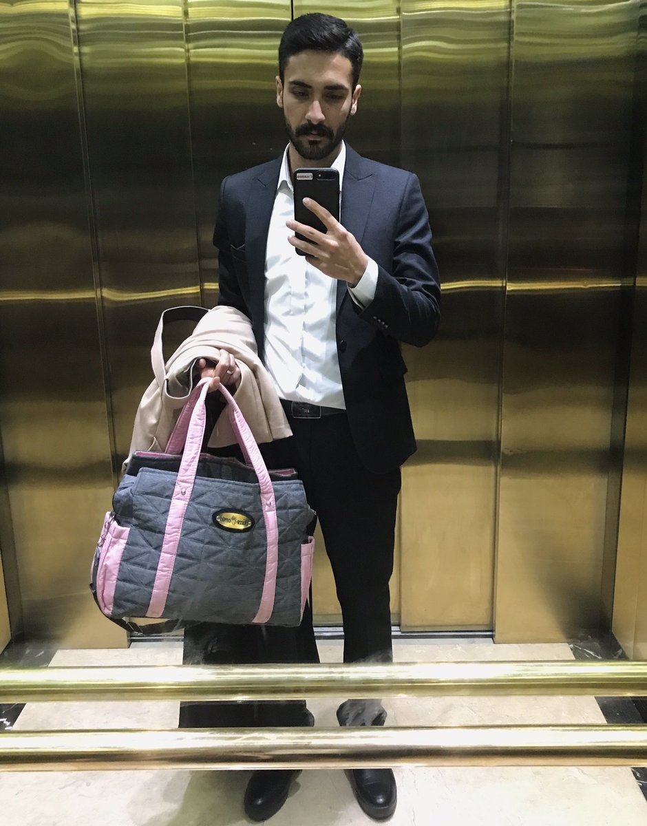 _ghalandarrr_'s tweet photo. دیشب که عروسی بودیم و آخرشب همه مشغول ر��ص بودن، من یکم زودتر داشتم لباسای خانوم خوشگلا(همسر و دخترم) رو جابجا میکردم و می‌رفتم که ماشین گرم کنم(خیلی سرد بود).
تو آسانسور که خودمو دیدم، متوجه شدم چقدر از جایی که هستم راضیم! آره، شوهر و بابا بودن بیشتر از مستی و رقص به تنم نشسته(: https://t.co/f3YtAQL11z