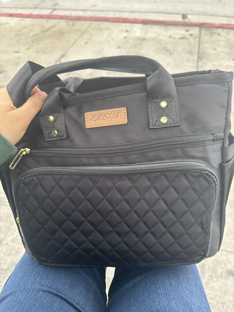 Lupee24's tweet photo. Purchased a lunch bag from Amazon and I do love it lol but the quilt in the front and this side pocket for “tissues” is giving DIAPER BAG 🤣
Ima keep it tho! I did read the reviews and some did say that lol but I kept coming back to this style. https://t.co/vegULWLlRT