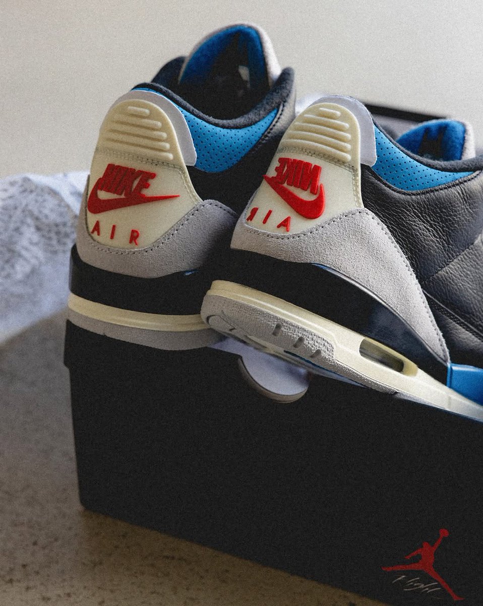 JustFreshKicks's tweet photo. Air Jordan 3 Retro OG “Rare Air” releasing tomorrow at 3am ET ⚫️🔵🔴 

SJS => https://t.co/9phlEtTHPv https://t.co/UwQGgXiiWN