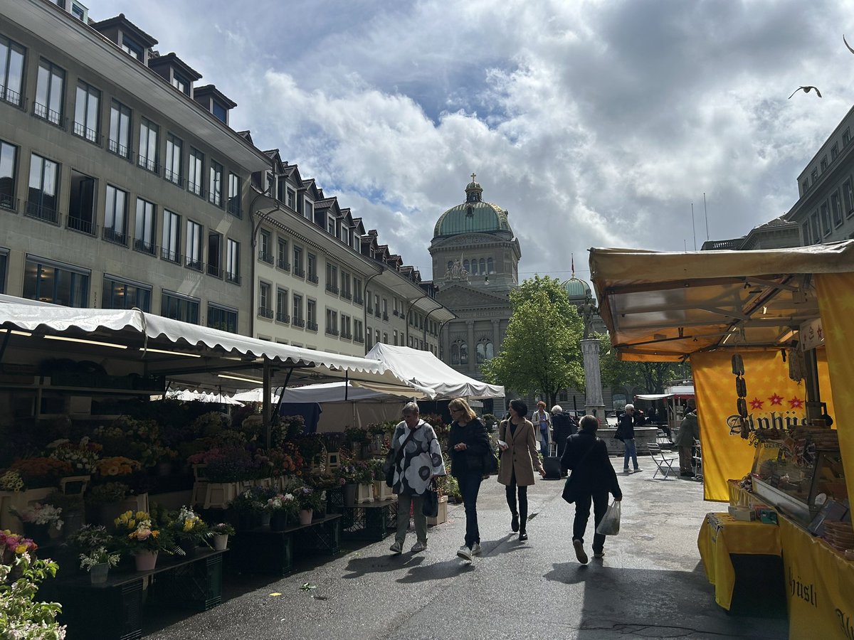 Ese edificio que se ve atrás del mercado es el Bundeshaus, parlamento suizo. Es donde están los 7 gobernantes y funcionarios del Estado. Cada dos semanas hay un mercado de productos. Flores, queso, postres, pan, artesanías, comida, ropa, etc. 

En uno de los tours que hice a esa