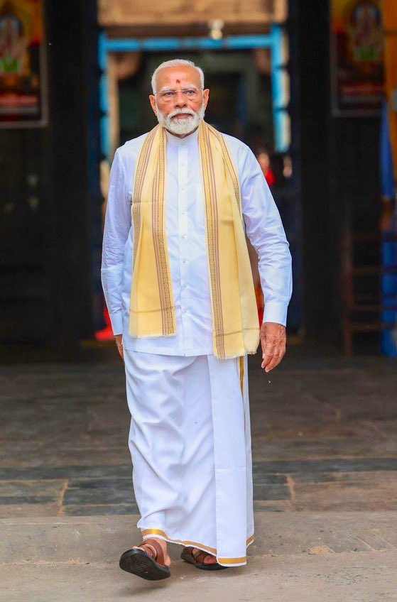 Bitt2DA's tweet photo. ये पोस्ट थोड़ी लंबी है, लेकिन पूरा पढोगे तो मोदी को समझना आसान हो जायेगा !!
वक्फ़ संशोधन बिल हो या फिर न्यायपालिका पर लगाम लगाने की बात...
मोदी जी के बारे में एक चीज कॉमन है कि वे जब भी कुछ करना चाहते हैं तो अपने आसपास के कट्टर-झट्टर तुरंत एक बात उछाल देते हैं कि... पहले तो 303 सीट आई थी, तब क्यों नहीं किये ? या फिर, 11 साल से तो बहुमत में ही थे.. ये तब क्यों नहीं किया ??
तो, इस संबंध में एक कहानी बताता हूँ..
एक बार एक फैक्ट्री की मुख्य मशीन खराब हो गई.
तो सारा उत्पादन ठप पड़ गया जिससे कि फैक्ट्री में हंगामा हो गया क्योंकि फैक्ट्री के सारे वर्कर बैठ गए थे.
आनन-फानन में फैक्ट्री मालिक को सूचित किया गया.
अनेक मिस्त्री तथा इंजीनियर आये परंतु वे लाख प्रयासों के बाद भी मशीन को ठीक नहीं कर पाए.
फिर , किसी ने फैक्ट्री मालिक को एक माहिर मैकेनिक के बारे में बताया कि वो बहुत बेहतरीन मैकेनिक है और वो हमारे मशीन को जरूर ठीक कर देगा.
फिर क्या था...
फैक्ट्री मालिक ने उस मैकेनिक को कॉल किया और अपना एक आदमी उसे लेने भेज दिया.
थोड़ी ही देर में वो मैकेनिक भी आ गया.
आने के बाद मैकनिक ने कुछ नहीं किया बल्कि सिर्फ घूम घूम कर मशीन के हर पार्ट्स को ध्यान से देखने लगा.
इसी में लगभग घंटे-डेढ़ घंटे गुजर गये और फैक्ट्री के लोग अधीर होने लगे.
यहाँ तक कि फैक्ट्री के कुछेक वर्कर्स में कानाफूसी भी होने लगी कि... ये किसको उठा लाये यार.
इसे आता-जाता कुछ नहीं है.
लेकिन, वो मैकनिक शांति से करीब 2 घंटे तक मशीन के हर पॉट्स को बारीकी से देखता रहा और अंत में अपने बैग से एक स्क्रू निकाल कर एक जगह टाइट कर दिया.
स्क्रू टाइट होते ही मशीन ठीक हो गई, इससे फैक्ट्री मालिक समेत सारे वर्कर्स में खुशी की लहर दौड़ गई.
अब मशीन ठीक हो चुकी थी तो फैक्ट्री मालिक ने मैकनिक से चार्ज पूछा.
मैकेनिक ने 5000 चार्ज बताया.
चार्ज सुनते ही फैक्ट्री मालिक ने आश्चर्य से मुँह खोलते हुए कहा : सिर्फ एक छोटा सा स्क्रू टाइट करने के 5000 रुपये ?
ये कुछ ज्यादा नहीं है ???
इस पर मैकनिक ने बहुत ही सौम्यता से जबाब दिया : जी नहीं.
स्क्रू टाइट करने के चार्ज तो सिर्फ 20 रुपये ही हैं.
बाकी, 4980 रुपया चार्ज इस जानकारी के हैं कि... स्क्रू कहाँ और कितना टाइट करना है.
इसी कहानी में सारा सार है.
हम सब जानते हैं कि... भारत में शांतिदूत, अर्बन नक्सल और काले कोट वाले, आदि बड़ी समस्या है और उनका स्क्रू टाइट होना ही चाहिए.
लेकिन, हम ये नहीं जानते हैं कि वो स्क्रू किस साइज का होना चाहिए, किस समय टाइट किया जाना चाहिए और कितने दबाब के साथ.
लेकिन, वे जानते हैं....
क्योंकि, उनके पास उपलब्ध राज्यसभा सीट, इंटरनेशल प्रेशर, देश के अंदर फ्रिंज एलीमेंट की तैयारी, उपद्रव की गुप्त सूचना आदि ढेरों इनपुट होते हैं.
जबकि, हम अपनी जानकारी के लिए सिर्फ कुछेक अख़बार- न्यूज और आलतू-फालतू से यू ट्यूब लिंक पर निर्भर हैं.
इसीलिए, मुझे हमेशा से लगता है कि....जिसके पास विगत 13 सालों से मुख्यमंत्री और 12 साल से प्रधानमंत्री के रूप में शासन चलाने का अनुभव रहा हो..
उसे शासन चलाने का ज्ञान देने से बड़ी मूर्खता दुनिया में और कोई दूसरी नहीं हो सकती है.
क्योंकि, हमसे बेहतर वे जानते हैं कि मशीन को ठीक से चलाने के लिए कौन सा स्क्रू कहाँ और कब टाइट करना है.
आखिर, तभी तो वे वहाँ हैं.. और, हम यहाँ..!!
नमो नमो !! हर हर महादेव !!