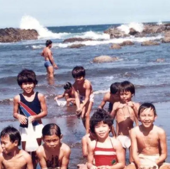 *Duka Dibalik Senyum*
Foto para anggota OCI, (Oriental circus Indonesia) saat masih kecil. Mereka dipaksa untuk circus, kabarnya mereka direkrut  saat masih usia 2 tahun, bahkan ada yang dari bayi. Mereka direkrut dgn modus dijadikan anak angkat dan juga akan disekolahkan.
#TSI