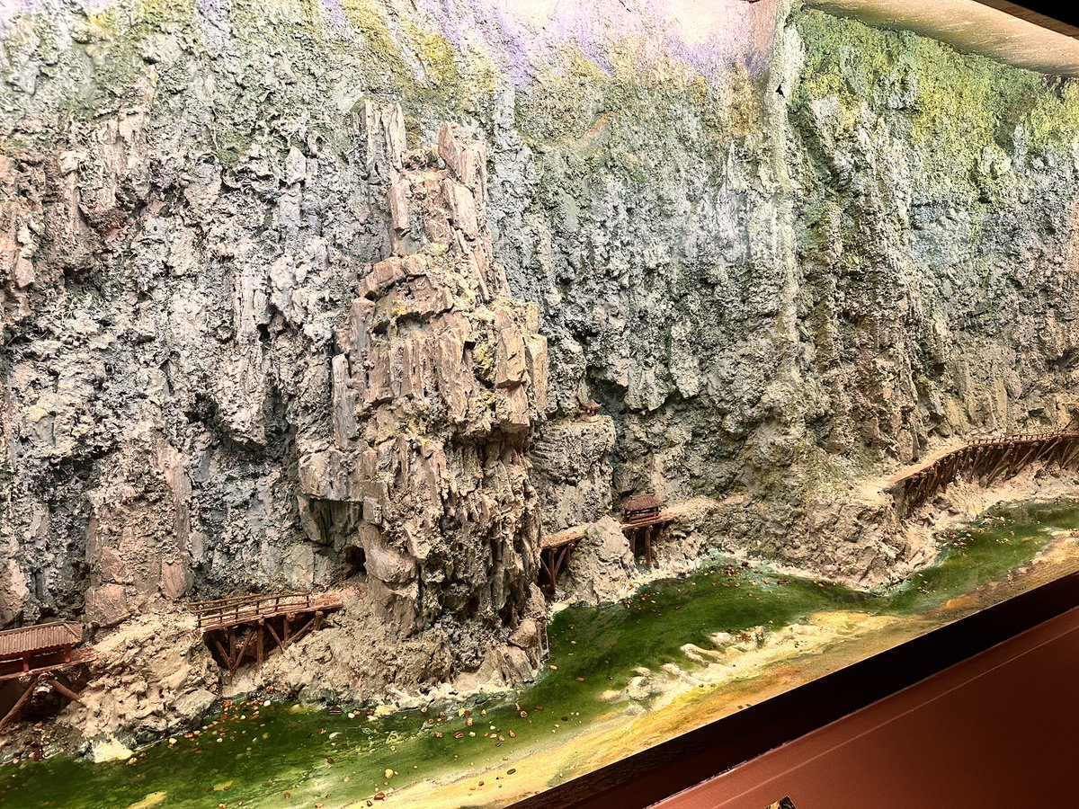 SandzTokyo's tweet photo. 西安-漢中
まずは街中にある漢中市博物館に。
中国の歴史と、過去にあった交易路のジオラマを見学しました。世界発のトンネル道路だそうです。茶馬古道とは違った趣があり、現在は観光地として整備されているようです。 https://t.co/3ItfHETYOp