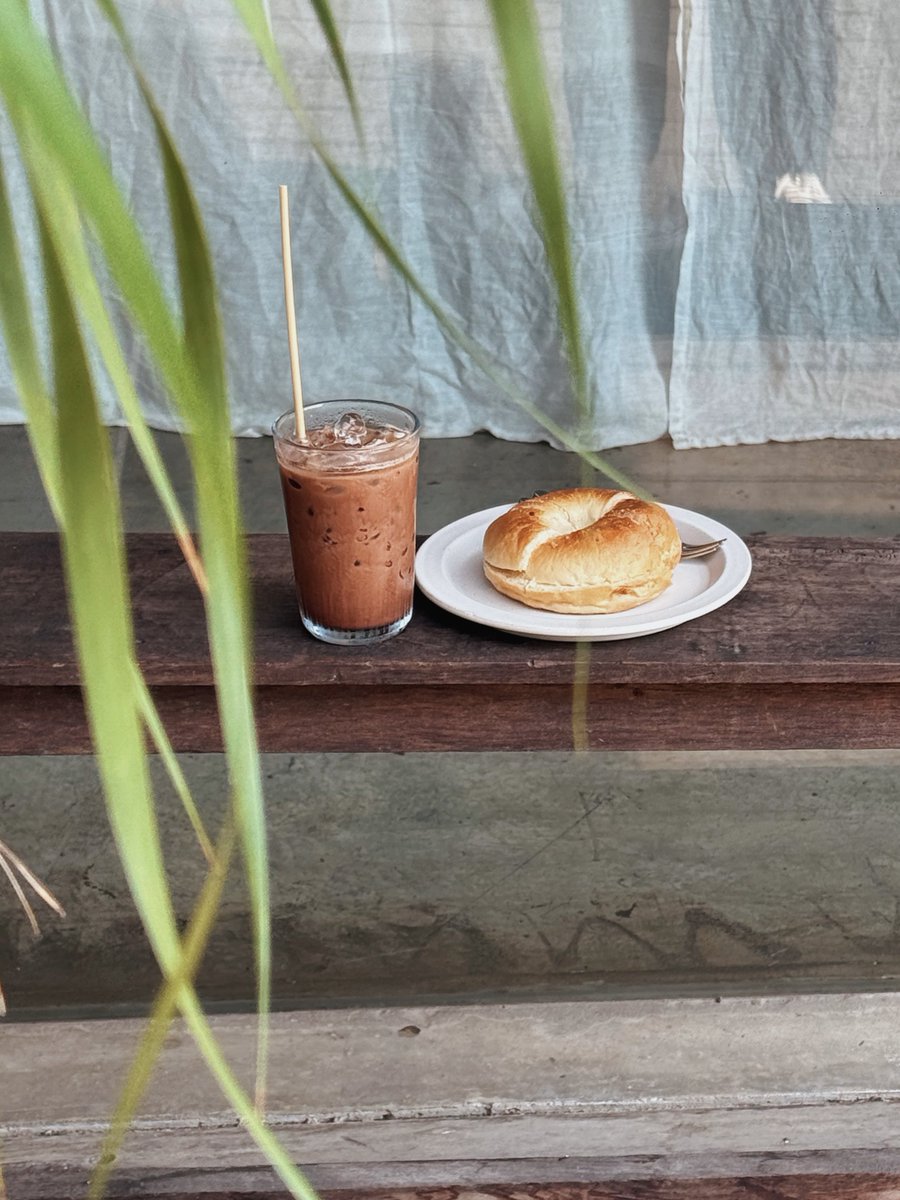 วีคเอนท์นี้ใครหาที่พักผ่อนหย่อนใจแบบชิลล์ๆ ขอแนะนำที่นี่เลย ‘Little Tree Grocery’ มหิดล ศาลายา

ตัวร้านรายล้อมด้วยธรรมชาติ vibes ดีมากก นอกจากพวกเครื่องดื่ม ขนมไทยๆ เบเกิลแล้ว ตอนนี้ที่ร้านมีแบรนด์ใหม่ Boon Boon เป็นเจลาโต้มีหลายรสชาติ รสชาติดีเลย

 #ธนบุเรี่ยนรีวิว #รีวิวฝั่งธน