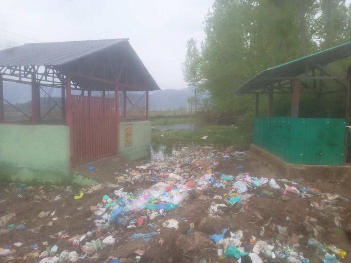Bashara25165239's tweet photo. Swachh Bharat Mission a scheme of sanitation for rural India has put lives of Genral public at stake because, of mismanagement by the concerned Authorities.this scheme is a live success at many places as expected by the enforcing agencies.@LoneNasir_
@qaysar_lone @Saqib_KAS https://t.co/gB6ELR5sTG
