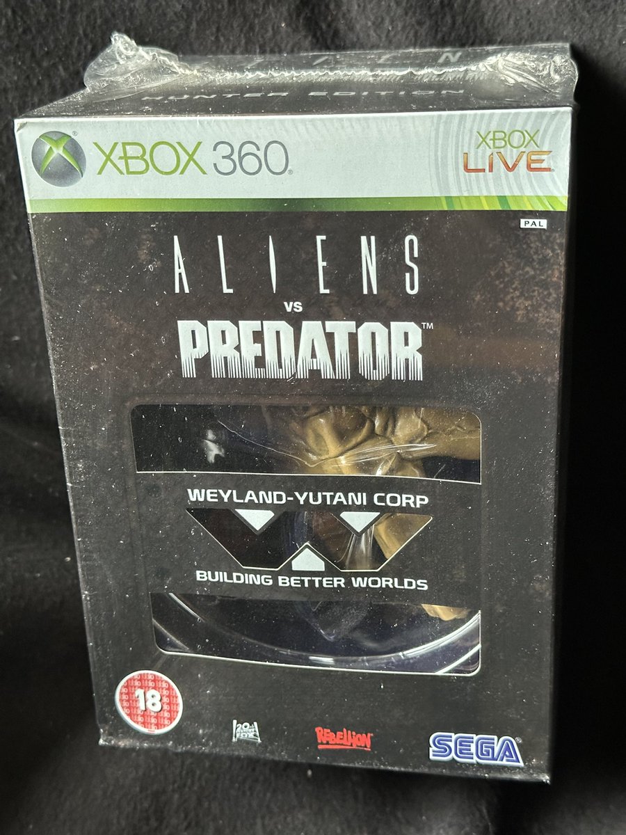 JoachimHesse's tweet image. Time to say goodbye! 15 Jahre verstaubte die hübsche Sammlerausgabe von #AliensVsPredator für #Xbox360 in meinem Regal. Diese Hunter-Edition samt #Facehugger hatte ich damals in England bestellt. Jetzt schicke ich sie weiter an einen AvP-Liebhaber, der hoffentlich Spaß damit hat.