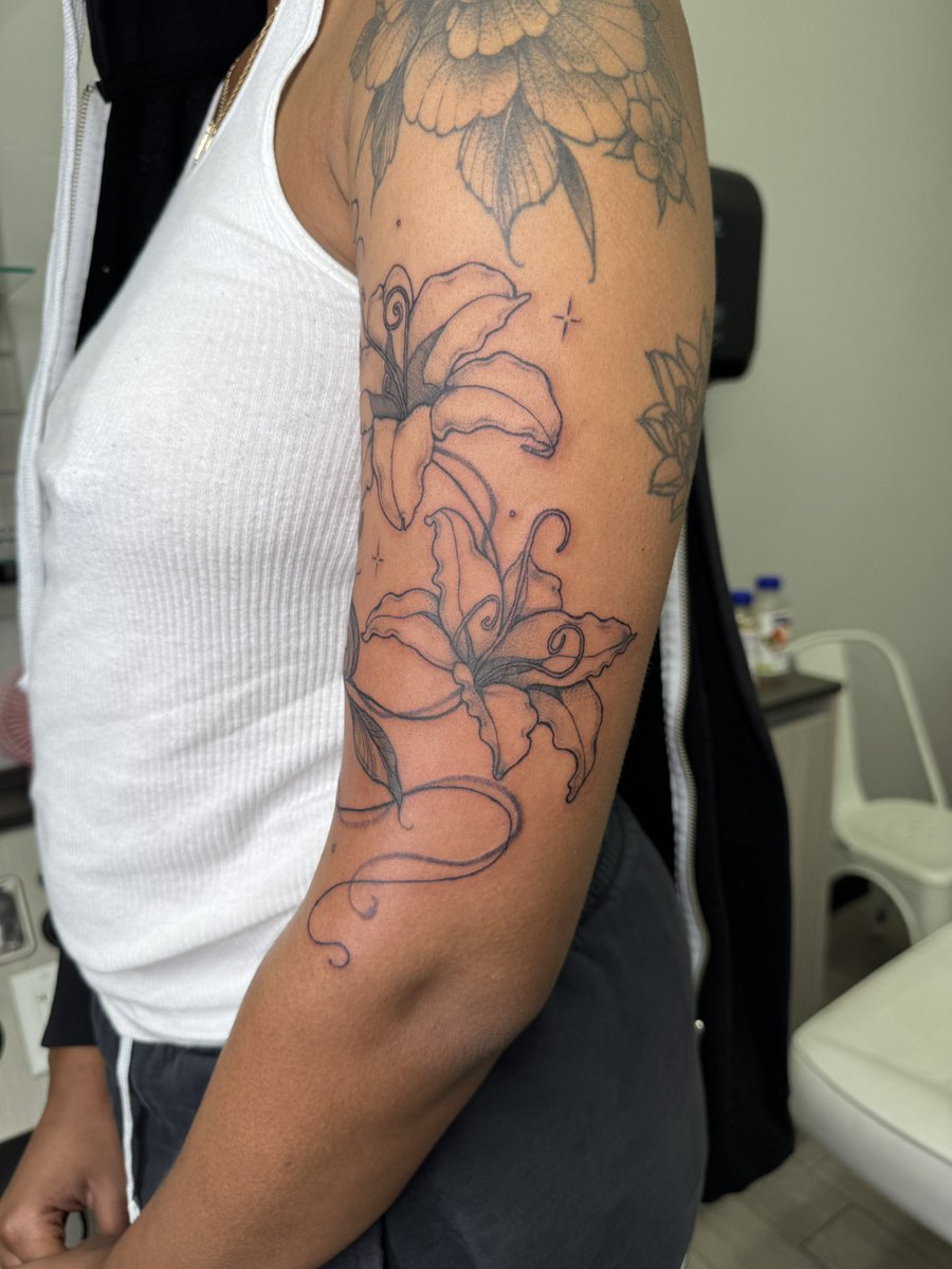 jasinkcreations's tweet photo. turned a couple lillies into the flowers from tangled ❀ 💗 https://t.co/4iYSyGRxmt