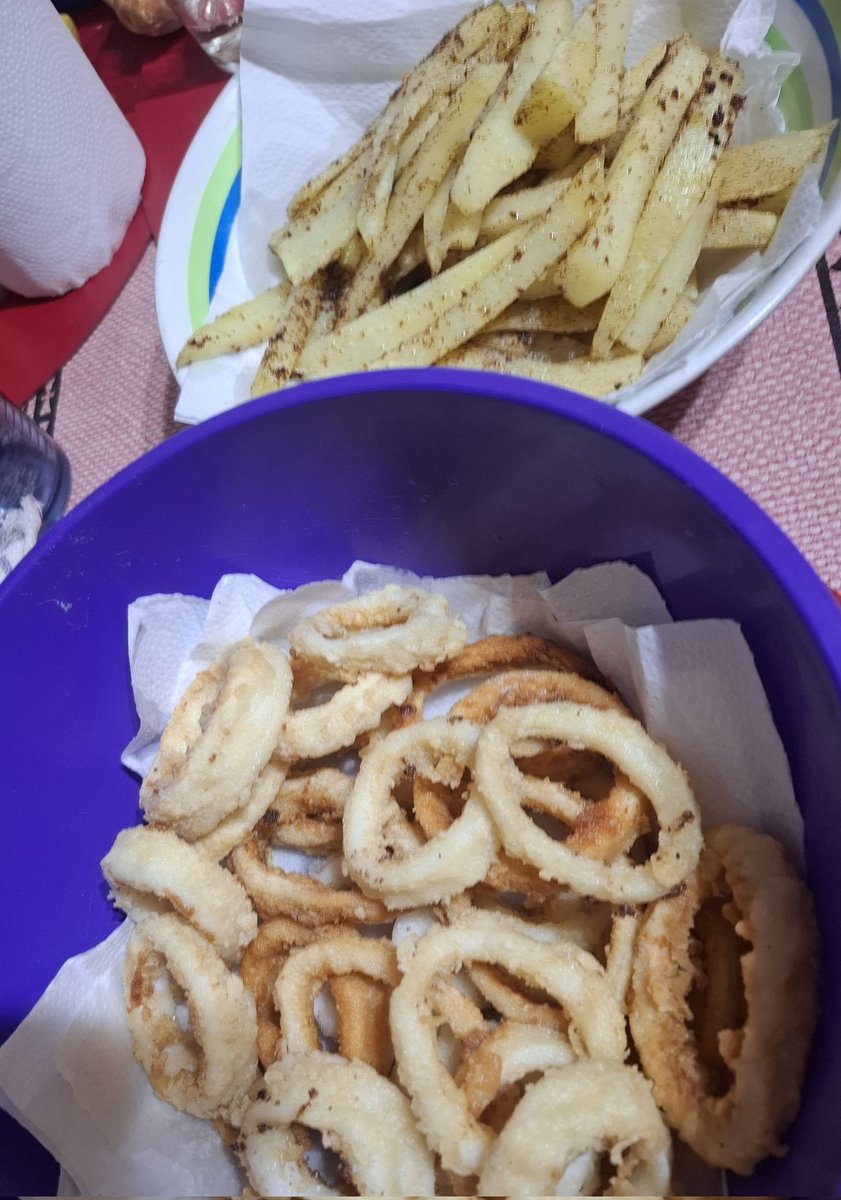 luani96's tweet photo. Almorzando rabas con papas fritas 😋
#ViernesSanto #nuestratarde https://t.co/phThk5KY85