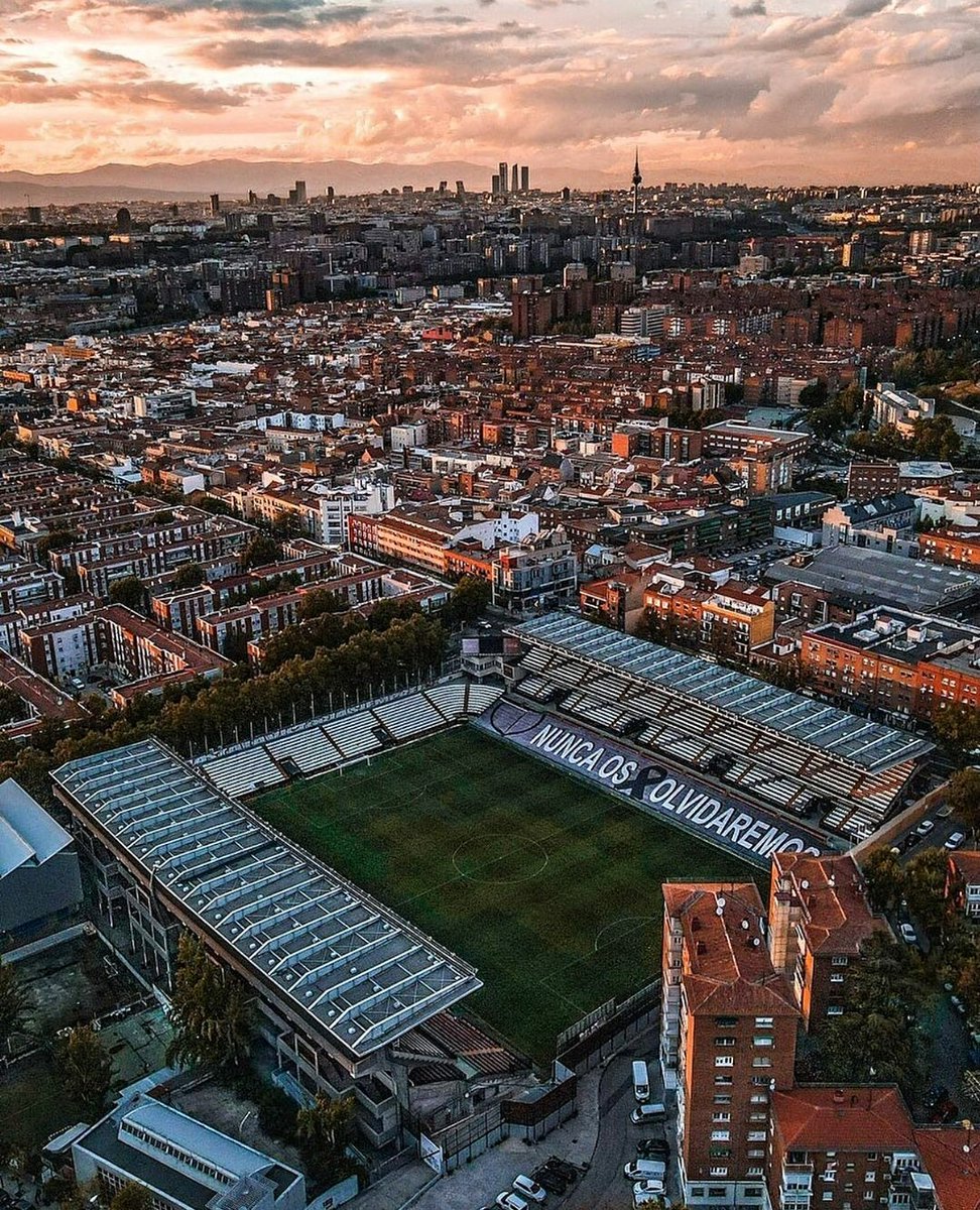 FernandoSebas73's tweet photo. Estadio de Vallecas.
El lugar más maravilloso del mundo para todos los rayistas.
Raúl Santiago (@RayoVallecano), sigues sin entender nada. #ADRV1924 https://t.co/YWSa9GmLhX