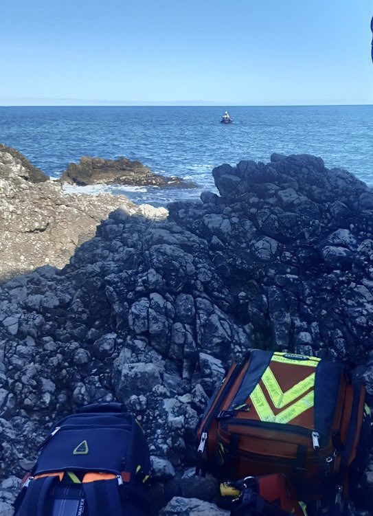 MarikaRoman's tweet photo. Merci à toutes les équipes mobilisées cet après midi pour porter secours à un homme en difficulté sur le sentier du littoral :Protection Civile Urbaine, Police Municipale, @sdis_06 #dragon06 @SauveteursenMer
#SecuriteCivile @antibes_jlp ⛑️🛟 https://t.co/3SDiz6Dpsg
