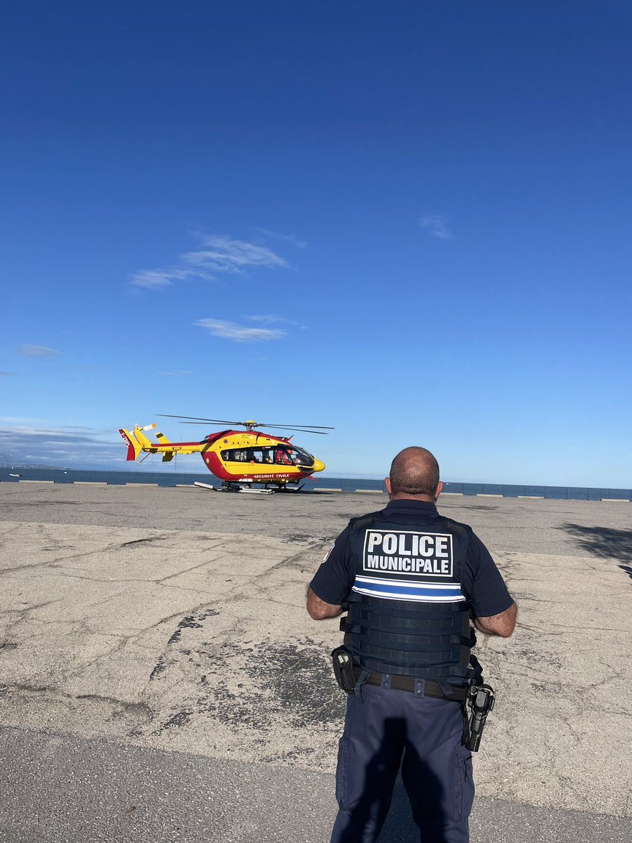 MarikaRoman's tweet photo. Merci à toutes les équipes mobilisées cet après midi pour porter secours à un homme en difficulté sur le sentier du littoral :Protection Civile Urbaine, Police Municipale, @sdis_06 #dragon06 @SauveteursenMer
#SecuriteCivile @antibes_jlp ⛑️🛟 https://t.co/3SDiz6Dpsg