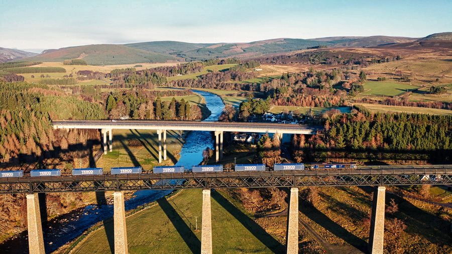 networkrail's tweet image. 🚂 Rail freight's helped move countless Easter eggs across Britain, reducing road congestion and cutting CO2 emissions by up to 76% compared with road transport. 

For a greener and more efficient way to get our favourite goodies! 🌍🍫 

#FreightFriday #RailFreight
