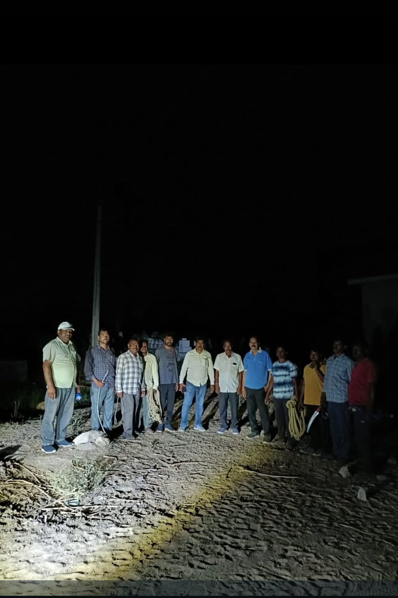 TG_NPDCL's tweet photo. #TGNPDCL :: #Armur
#Heavy #rain and #thunder #storm caused breakdown of 33KV Gonuguppula feeder after snapping of conductor at 18:25hrs., and supply affected to 4 no.of substations.
#TGNPDCL staff on high alert, arranged alternate #supply to all the 4 no.of 33/11KV sub stations namely, Gonuguppula, Secundrapur, Dubbaka and Rekulpapally at 21:45hrs and rectified the snapped #conductor just now amid dark of this night.