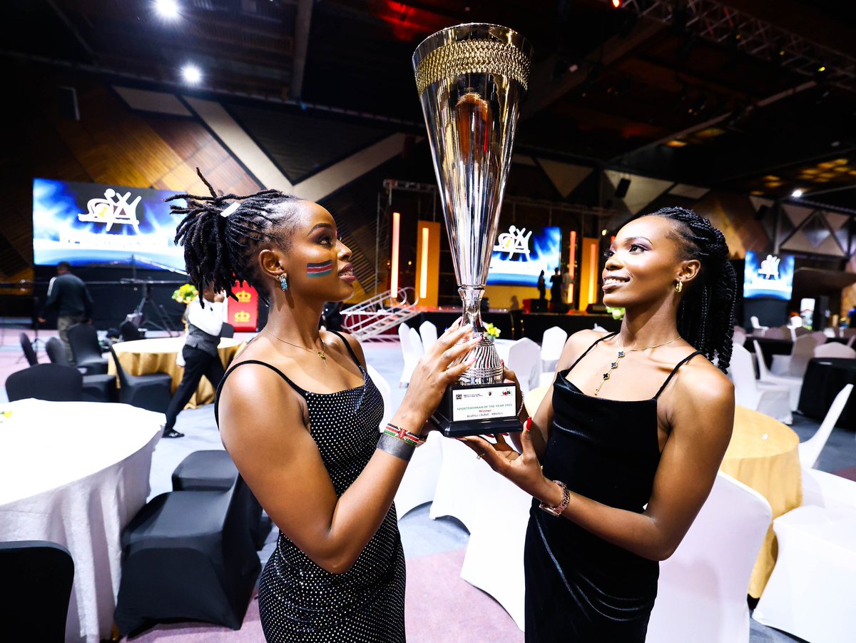Double Olympic Champion and 10,000m World Record Holder Beatrice Chebet was crowned the 2024 Sportswoman of the Year where her trophy was picked by her sister Naomi Chebet👏🏽👏🏽👏🏽We wish her success in the 2025 season.  🇰🇪
#Soyaawards #SoyaAt21 #celebratingsportsexcellence