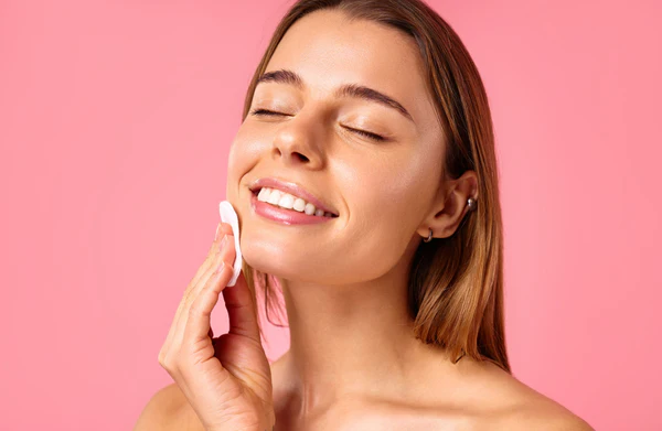 Witch hazel has been a skincare staple for generations, well-known for its ability to cleanse and help maintain a vibrant-looking complexion. Learn more about how this natural toner works and how to incorporate it effectively into your skincare routine.

epicuren.com/blogs/news/the…