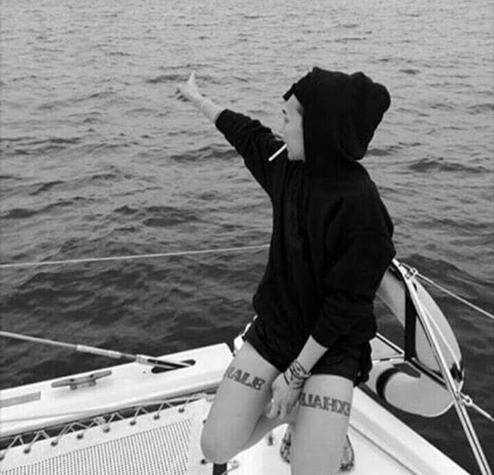 허벅지타투 없으면 웬만큼 짧은바지 입어도 그닥 야하다고 느껴지지 않는데
타투하고나서부터는 <여기서부터 절대영역입니다> 라는걸 자꾸 인지하게됨