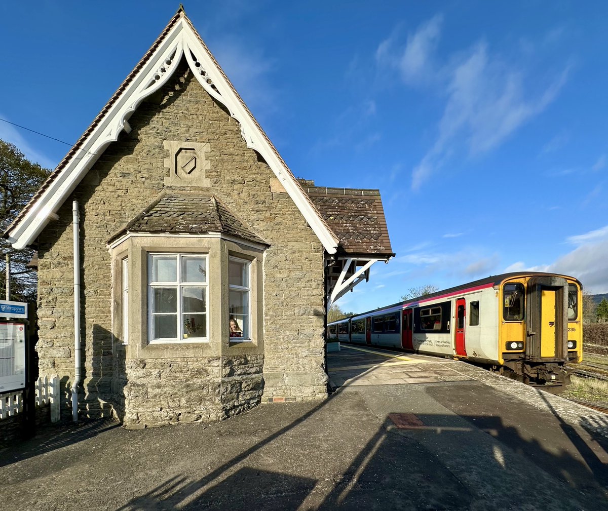 WalnutRede's tweet image. Very nice few days at the lovely @BucknellStation , my youngest observes 150235 leaving with the 04:48 from Carmarthen to Shrewsbury. Very few @transport_wales Active Travel 153s out this week. #class150 #HeartofWales