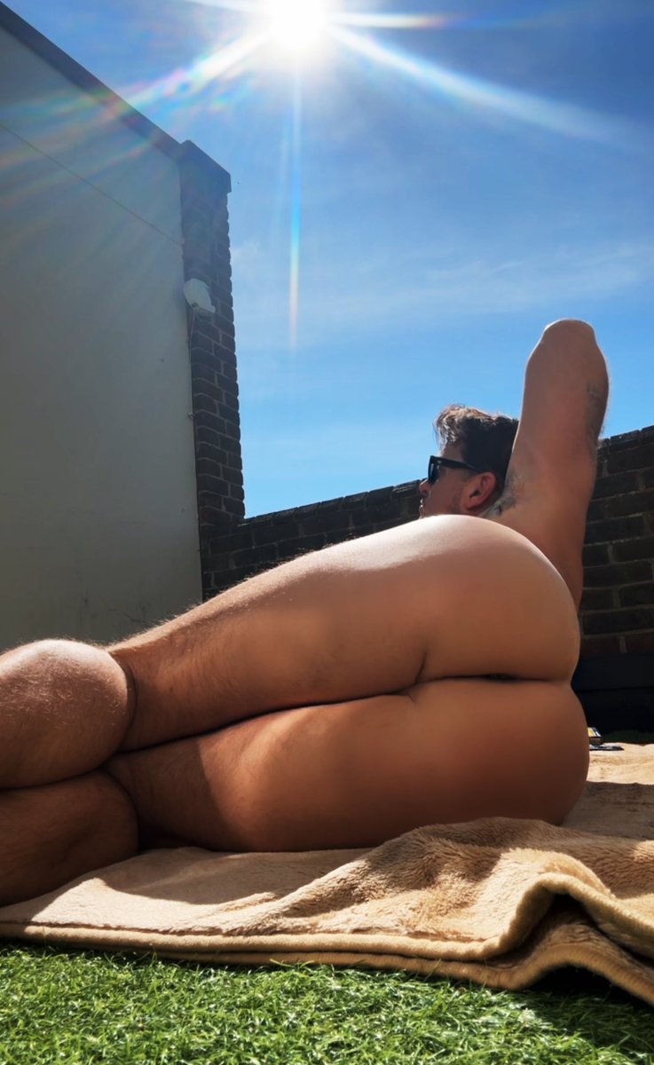 AlexDarke00's tweet photo. Chilling on the sundeck OF link in bio or dm me if you’re interested in seeing my video collabs https://t.co/fesLCKYA6Y