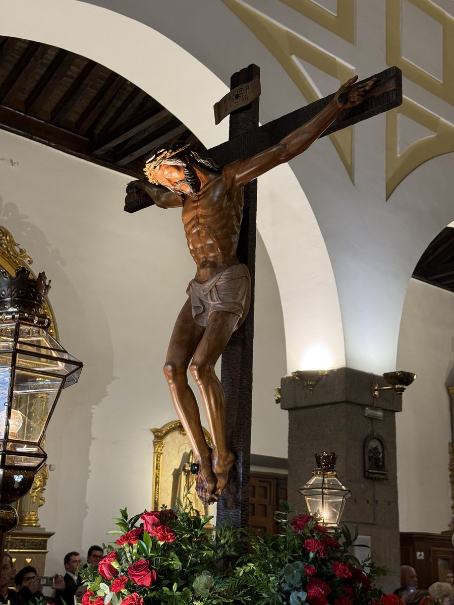“Cristo atrae desde la cruz con la fuerza del amor divino, que ha llegado hasta del don total de sí mismo; del amor infinito, que en la cruz ha levantado de la tierra el peso del cuerpo de Cristo, para contrarrestar el peso de la culpa antigua; del amor ilimitado, que ha colmado