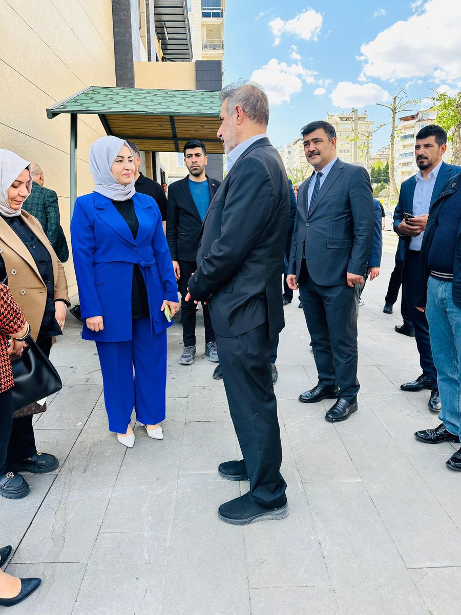 AkSahinbey_27's tweet photo. AK Parti Gaziantep Milletvekilimiz Sn.@irfancelikaslan ’ın dayısının eşi Müzeyyen ATEŞ teyzemizin vefatından dolayı Kadın Kolları Başkanımız @fatmagulaslndag ve Yönetim Kurulu Üyelerimiz ile birlikte taziye ziyaretinde bulunduk.
Allah’tan rahmet,Ailesine sabır diliyoruz. https://t.co/wNYThYw2D6