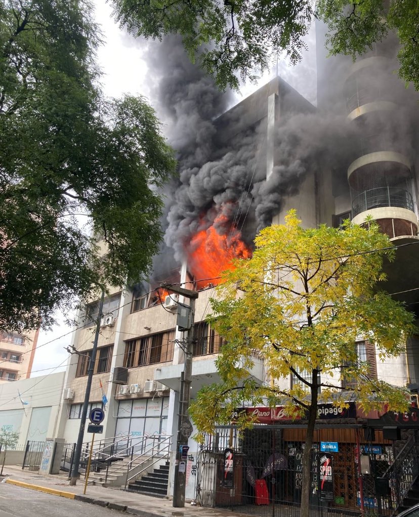 ¿Casualidad? Caen por estafas en Apross y a las horas, en feriado, se prende fuego el edificio. Córdoba no arde solo por el fuego, arde por 25 años de peronismo podrido.
