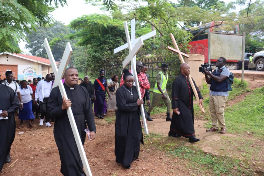 BishopsVoice's tweet image. THE ECUMENICAL PUBLIC WAY OF THE CROSS 2025. The proccession started at Centenary House-(Diocesan offices) & readings were taken at the various stop overs like; Kampala Sch of the Physically Hand Capped, @mengo_hospital & SanyuBabies Homes.Bishop urged the believers to hate evil.