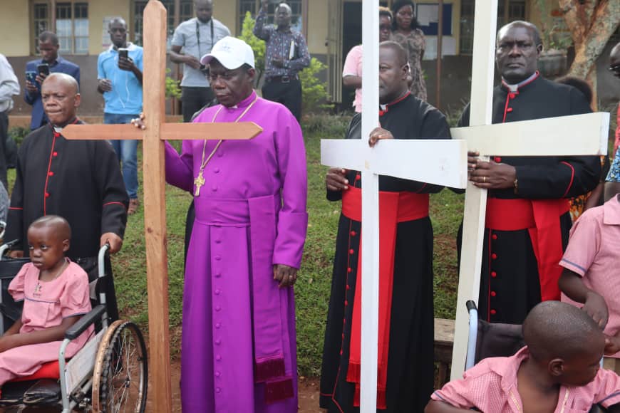 BishopsVoice's tweet image. THE ECUMENICAL PUBLIC WAY OF THE CROSS 2025. The proccession started at Centenary House-(Diocesan offices) & readings were taken at the various stop overs like; Kampala Sch of the Physically Hand Capped, @mengo_hospital & SanyuBabies Homes.Bishop urged the believers to hate evil.