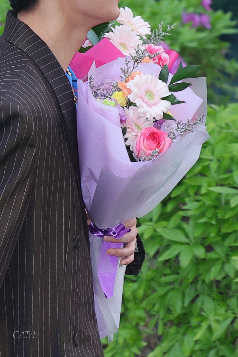 catchthemk's tweet image. 250418 꽃집 배달원미 있으시다💐

#마크 #MARK #マーク #NCTDREAM #NCT #NCT127