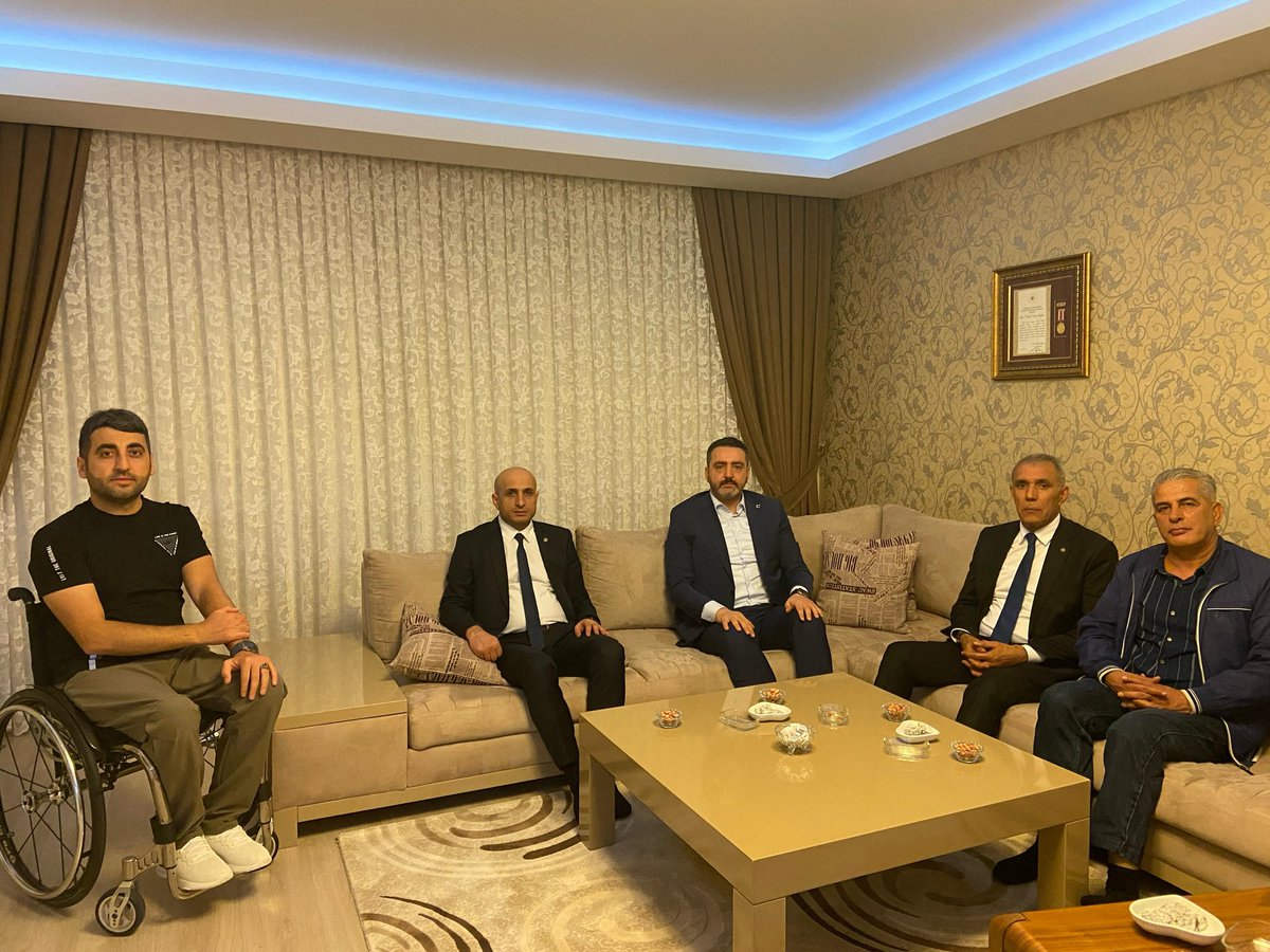 Milli Okçumuza Taziye Ziyareti 🇹🇷

📍Ankara 

Genel Müdürümüz Sayın Muharrem Kurt, milli sporcumuz ve gazimiz Yavuz Papağan’ın vefat eden kıymetli annesi için gazimizi ziyaret ederek Bakanımız Sayın Mahinur Özdemir Göktaş'ın taziyelerini iletti.

Gazimizin annesine Allah’tan