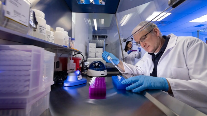 UMD has launched Maryland’s first DNA lab focused on genetic anthropology, led by Dr. Miguel Vilar. The lab gives students hands-on experience analyzing DNA to trace human migration and history. A second lab is set to open soon and will study ancient DNA from fossil remains.