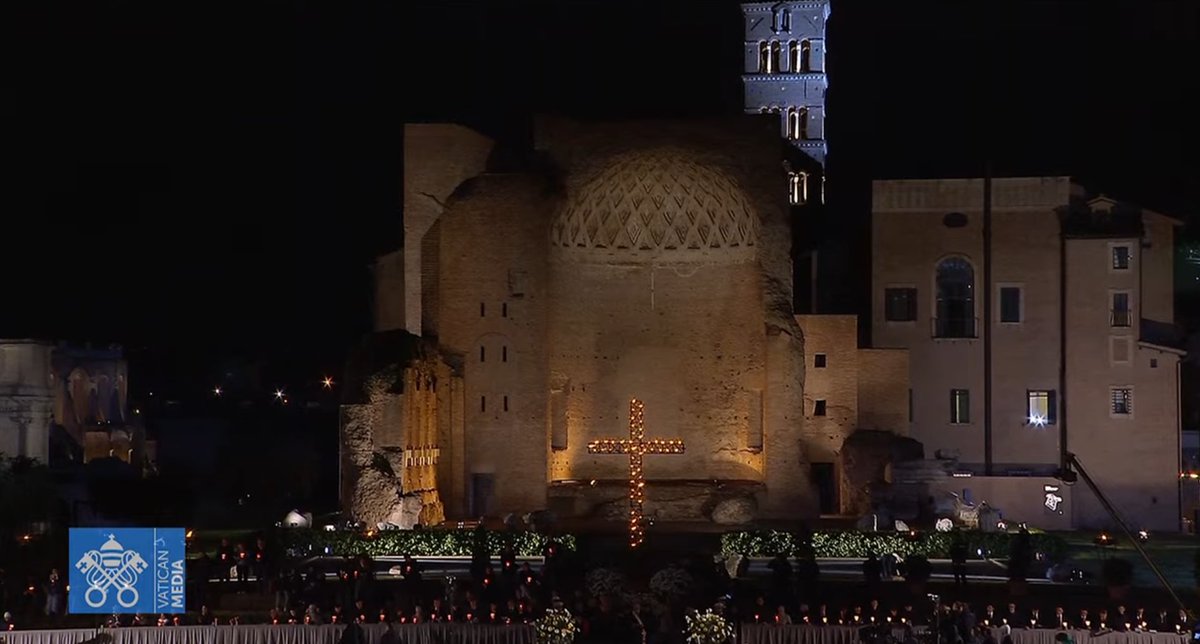 vaticannews_es's tweet image. &quot;Jesús, que pareces dormir en un mundo tempestuoso, llévanos a todos a la paz del sábado. Entonces la creación entera nos parecerá muy buena y hermosa, destinada a la resurrección. Y habrá paz para tu pueblo y entre todas las naciones&quot;. #PapaFrancisco #ViaCrucis #Coliseo