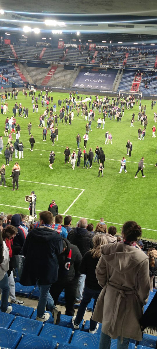 EugeneFlor46318's tweet photo. La banderole, partie 2.
#banderole #SMCaen #descenteennationale #ligue2bkt https://t.co/2fu0pv37iy