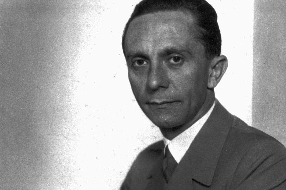 🤯 #CienciaParaLlevar | Goebbels tenía razón

💬 "Nuestro cerebro tiene un atajo peligroso: cuantas más veces escuchamos algo, más fácil nos resulta procesarlo y, por lo tanto, más verdadero nos parece. Si una mentira se repite lo suficiente, empezamos a creerla y, por lo tanto,