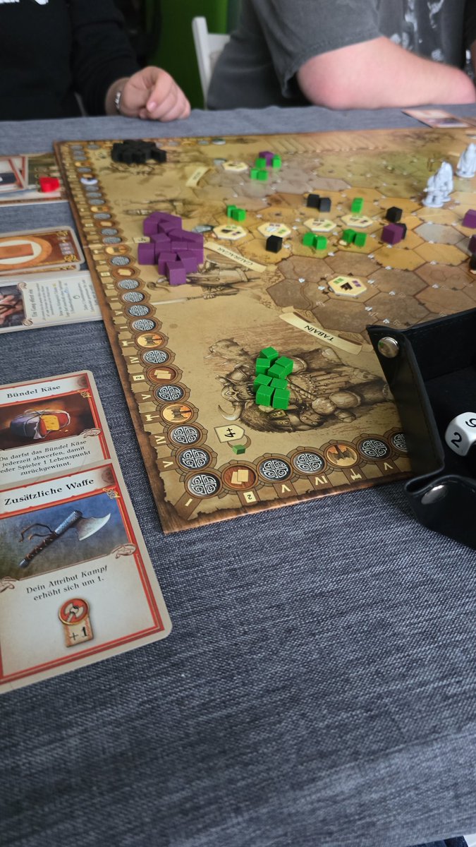 derproof's tweet photo. Wieder ein erfolgreicher Brettspielabend. Heute mit #diezwerge und #zombies!!! https://t.co/sdF7qirNqf