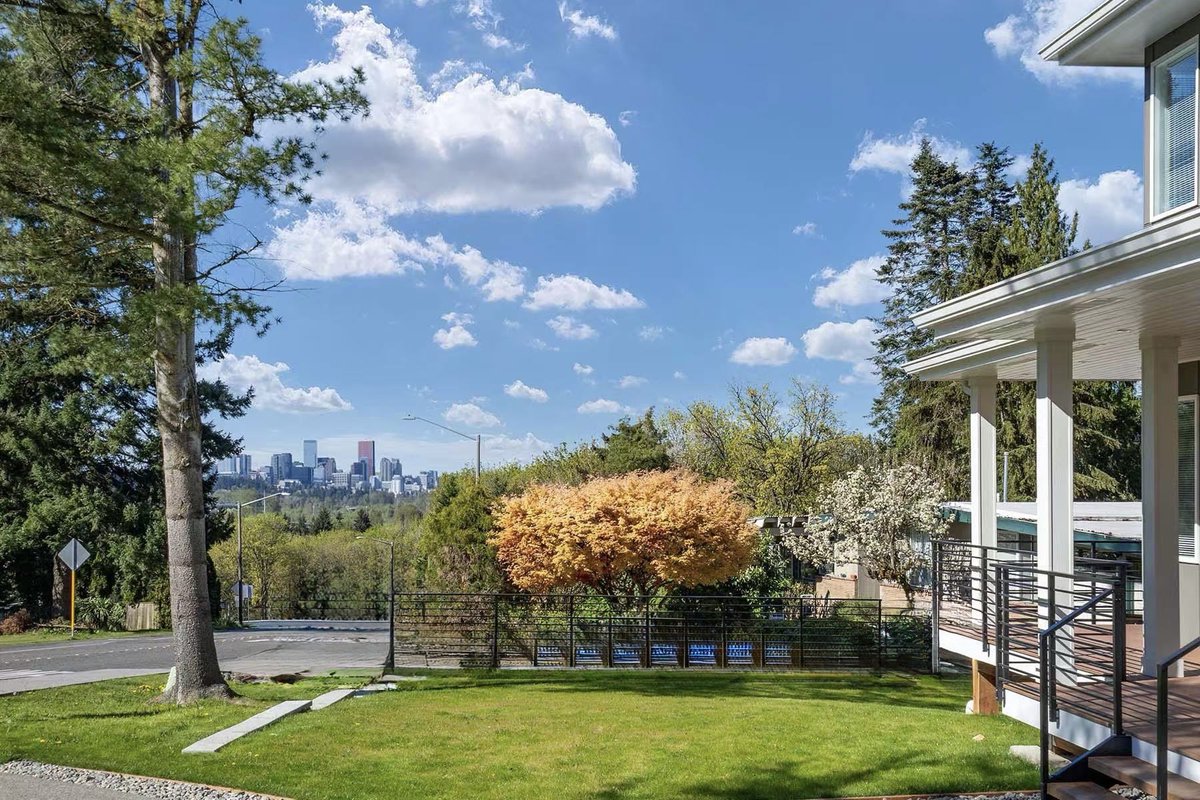 chrislire's tweet photo. New to market in #Bellevue!
Brand new 6BR/5BA home in Newport Hills — 5,789 Sq Ft w/ skyline views, office w/ private entry, massive yard &amp; ADU potential.
Listed at $3.79M. Built in 2025.
Minutes to top schools, I-405 &amp; T&amp;T Supermarket.
#RealEstate #LuxuryLiving #NewListing https://t.co/uxj5OxeJOi