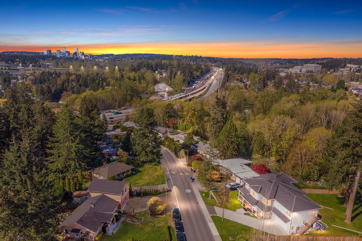 chrislire's tweet photo. New to market in #Bellevue!
Brand new 6BR/5BA home in Newport Hills — 5,789 Sq Ft w/ skyline views, office w/ private entry, massive yard &amp; ADU potential.
Listed at $3.79M. Built in 2025.
Minutes to top schools, I-405 &amp; T&amp;T Supermarket.
#RealEstate #LuxuryLiving #NewListing https://t.co/uxj5OxeJOi