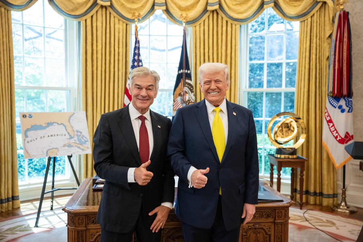 WhiteHouse's tweet image. 🇺🇸 @DrOz has officially been sworn in as the Administrator of the Centers for Medicare & Medicaid Services by @SecKennedy in the Oval Office!