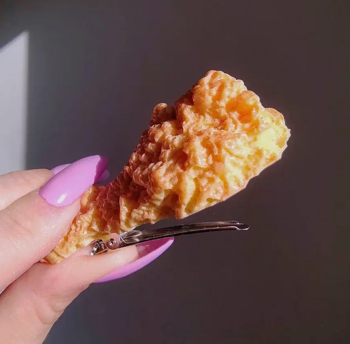 Да, это заколка в виде куриной ножки
Нет, вам нет не показалось

Пятсот лайков — и я ее покупаю 🍗