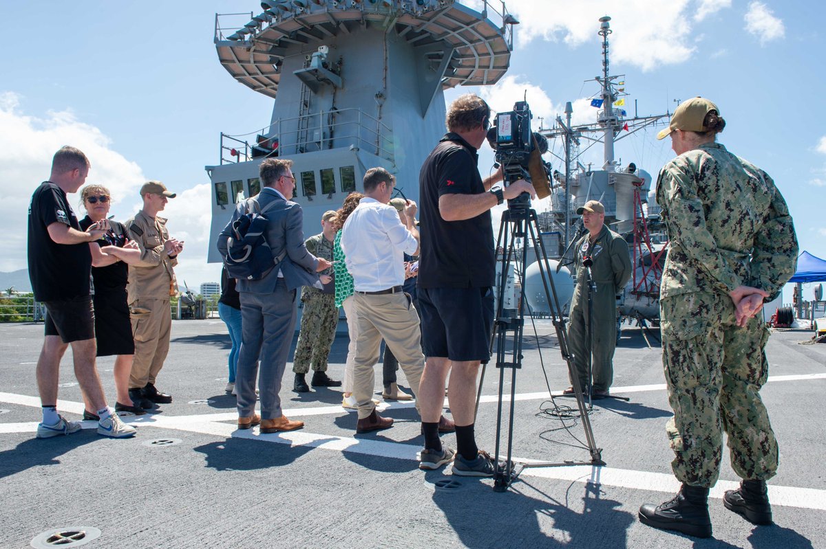 USPacificFleet's tweet photo. Strengthening bonds 🇺🇸🤝🇦🇺
During a port visit to Cairns, USS Blue Ridge (LCC 19) welcomed Royal Australian Navy Indigenous Development Program cadets aboard and engaged with local media—building partnerships across the Indo-Pacific.
@US7thFleet #NavyPartnerships #USSBlueRidge https://t.co/Lzh0S6mZji