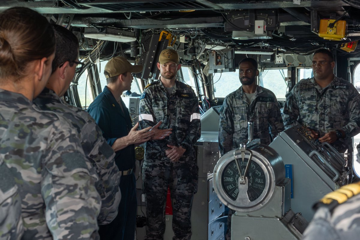 USPacificFleet's tweet photo. Strengthening bonds 🇺🇸🤝🇦🇺
During a port visit to Cairns, USS Blue Ridge (LCC 19) welcomed Royal Australian Navy Indigenous Development Program cadets aboard and engaged with local media—building partnerships across the Indo-Pacific.
@US7thFleet #NavyPartnerships #USSBlueRidge https://t.co/Lzh0S6mZji