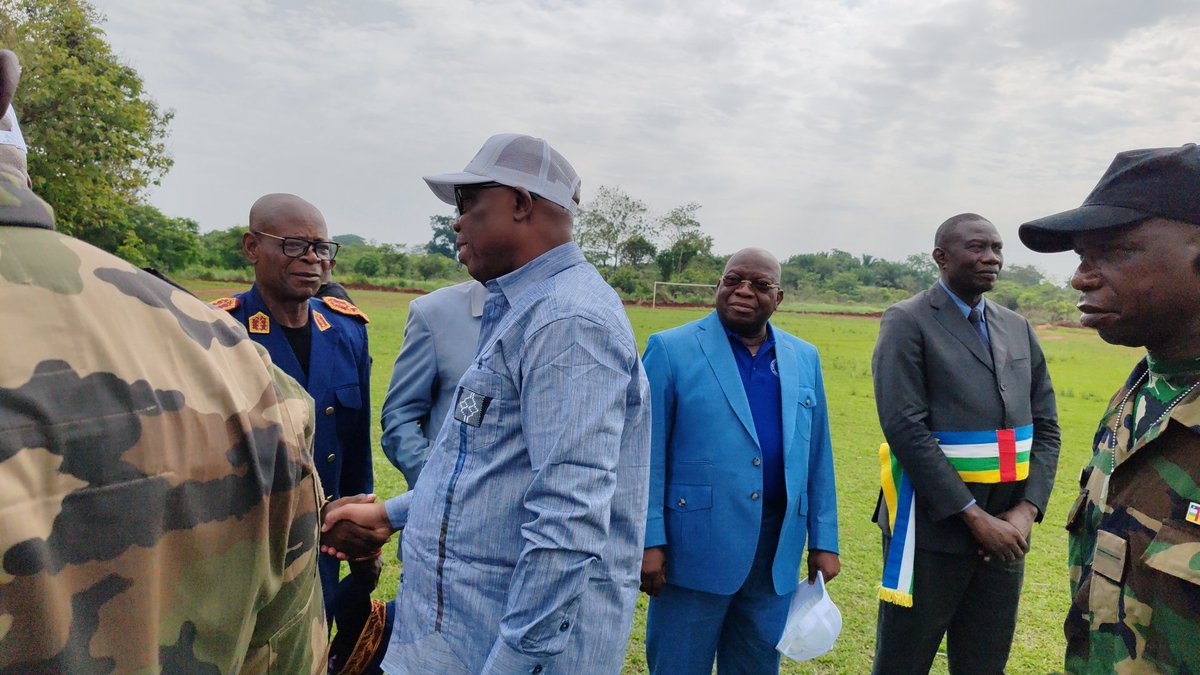 Le Premier Ministre Félix MOLOUA vient d’arriver à M’Baiki, Lobaye ce 18/4/25 sfin d’assister au lancement des travaux du Corridor 13, un projet integrateur de développement du Corridor de transport multimodale Brazzaville-Bangui-N’Djamena. Le projet est financé par BAD.