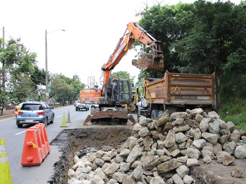 alcaldiagye's tweet photo. 🔧 Refuerzos viales en la Vía a la Costa
Esta semana, a través de la Dirección de Obras Públicas, reforzamos el mantenimiento vial en la Av. León Febres-Cordero.

Con trabajos de bacheo, limpieza y retiro de sedimentos, beneficiamos a más de 120.000 usuarios.

📎 Lee más: https://t.co/868fyKg3iR

#GyeEstáActivo #Guayaquil #ConstruyendolaCiudadDeTodos @aquilesalvarez