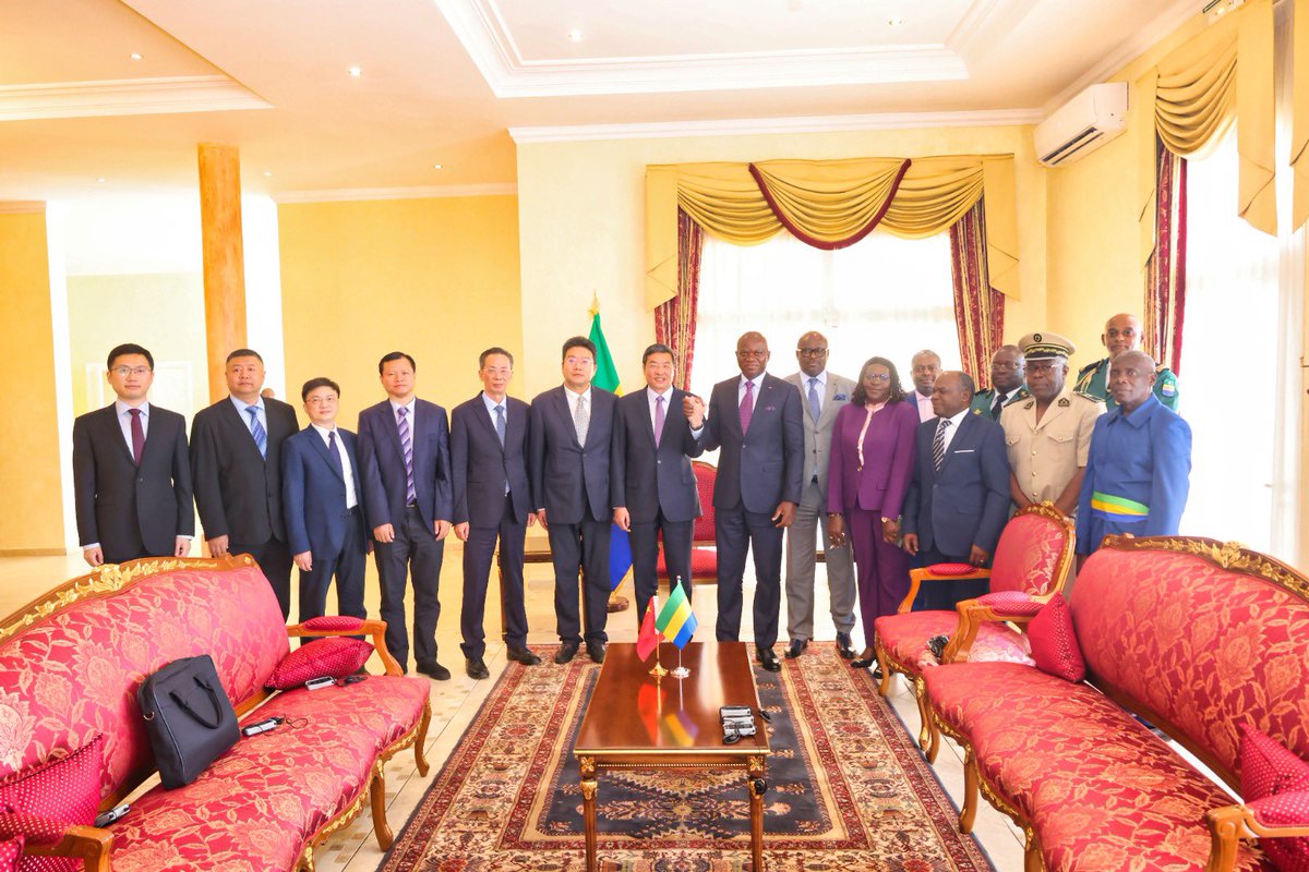PresidenceGA's tweet photo. En séjour à Oyem ce 17 avril 2025, le Chef de l’État, S. E. @oliguinguema, a reçu une délégation d’investisseurs chinois.
Mandatés pour transmettre les félicitations du Président Xi Jinping à la suite de sa victoire à l’élection présidentielle, ces partenaires ont également saisi l’occasion pour réaffirmer leur volonté d’accompagner le Gabon dans son développement, notamment à travers des investissements dans des secteurs tels que l’agriculture et les infrastructures portuaires.