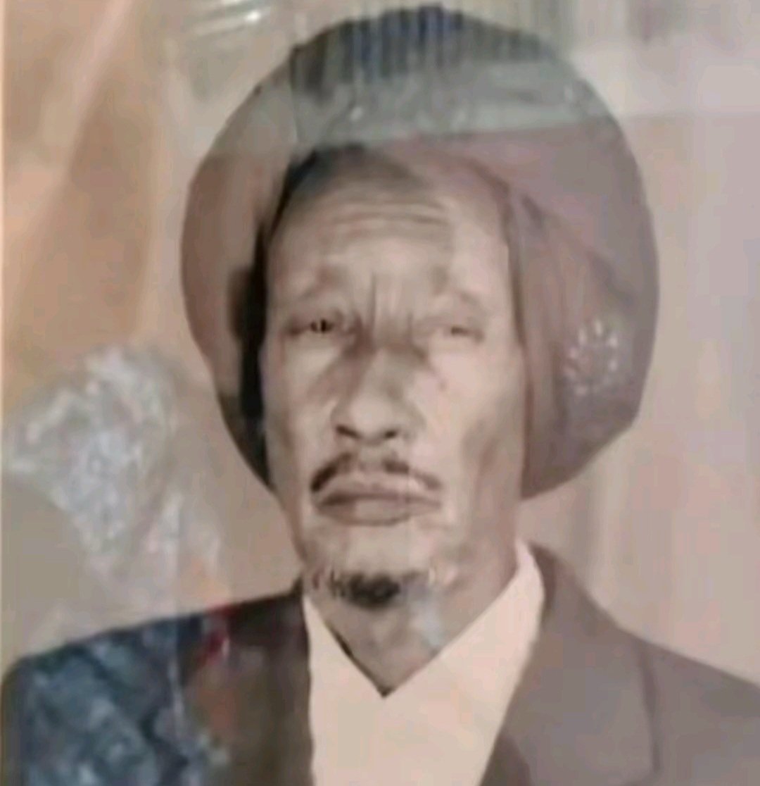 PuntlandVault's tweet photo. Na'ib Ali Farah of the Hobyo Sultanate[1930s]

Na'ib Ali Farah was born into the Mahmud Saleh[Arab Saleh tribe] and was the brother in law of Sultan Yusuf Ali Kenadid

"Ali Farah commanded 728 Askar around Hobyo" https://t.co/XSF1CLSd6W
