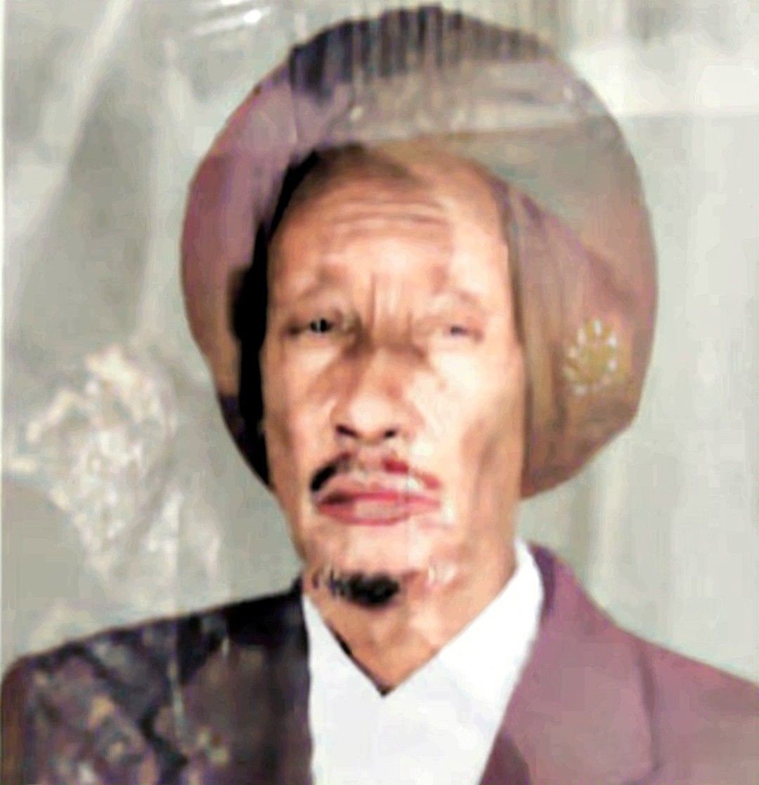 Na'ib Ali Farah of the Hobyo Sultanate[1930s]

Na'ib Ali Farah was born into the Mahmud Saleh[Arab Saleh tribe] and was the brother in law of Sultan Yusuf Ali Kenadid

"Ali Farah commanded 728 Askar around Hobyo"