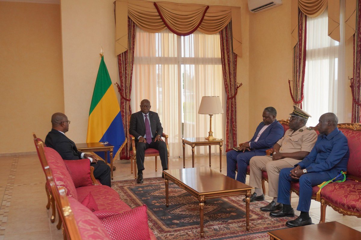 Ce séjour a été également l'occasion pour le Chef de l’Etat, d’échanger avec l’Ambassadeur du Gabon en République de Guinée Équatoriale, S. E. M. Sébastien Ntoutoume.
Au menu des échanges qui se sont tenus au palais présidentiel d’Oyem ce 17 avril 2025,le renforcement et la
